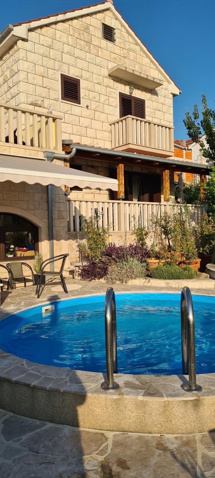 Apartments " Happy Villa " Splitska Buitenkant foto