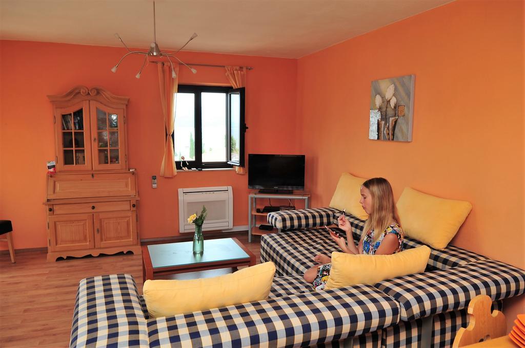 Apartments " Happy Villa " Splitska Buitenkant foto