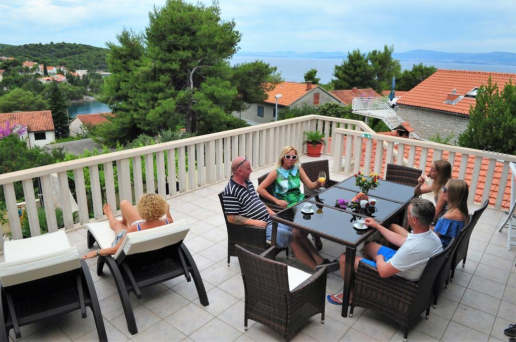 Apartments " Happy Villa " Splitska Buitenkant foto